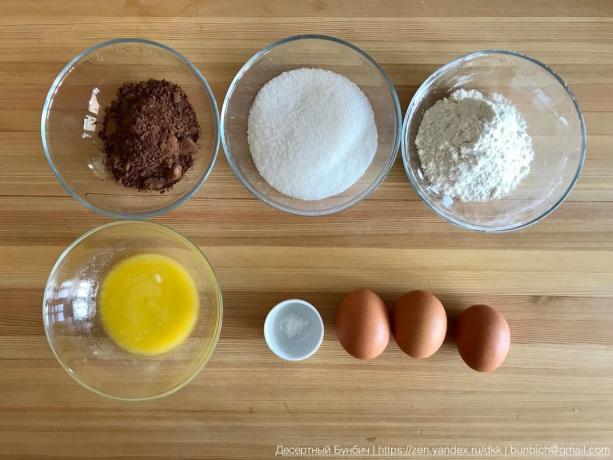 Ingredients, lai veidotu 16 cm diametrs: 3 olas (C1), 100 g cukura, 60 g miltu B / C, 30 g kakao pulvera, 20 g sviesta, 20 g vaniļas cukura, šķipsnu sāls