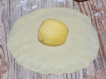 Šodien gatavot garšīgus pīrāgus ar āboliem, mezgliņu. Delikāts smilšu kūka mīkla un kušanas ābolu pildījumu.