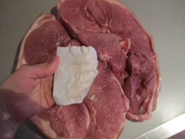 Krāsviela uz salvete nav redzama, tas nozīmē, ka gaļa nav pārstrādāta.