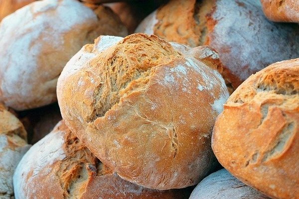Starp citu, maizi var sasaldēt, pēc tam atkausēt un cept cepeškrāsnī ar sieru (Foto: pixabay.com)