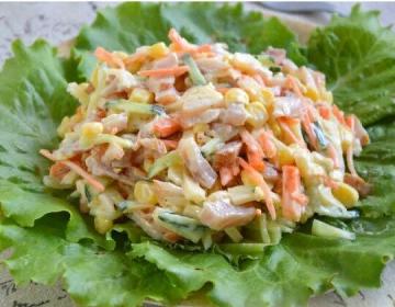 Salātu "uzkodas" ar kūpinātu vistu un kukurūzas. viegli recepte