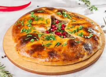Meet Lobiani pīrāgs ar pupiņām un brīnišķīgiem smalkmaizītes no Gruzijas virtuvi