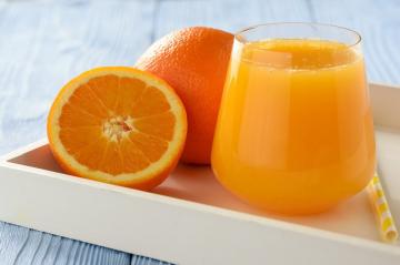 Kā izspiest apelsīnu sulu bez spiede