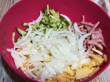 Garšīgas salāti ar šķiņķi un Ķīnas kāpostiem
