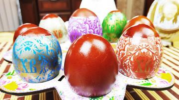 Kā krāsot olas Lieldienām ar sīpolu mizām