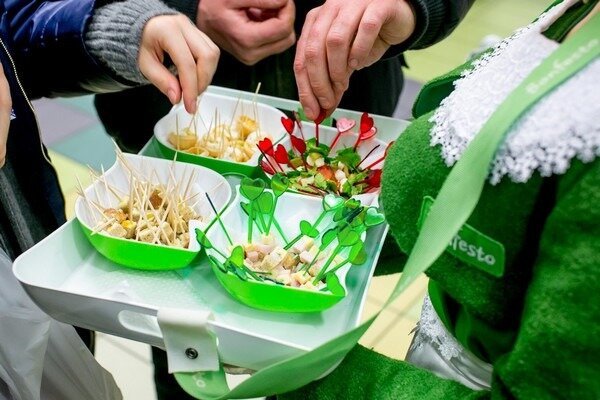 Lētu mazumtirdzniecības ķēžu pārdevēji maksā par degustāciju (Foto: googleusercontent.com)