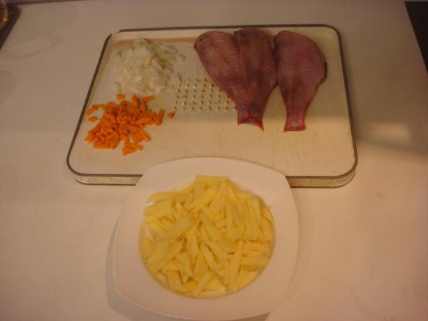 Uzņemtais attēls autors (sagatavotas zivis, kartupeļi, sīpoli, burkāni)