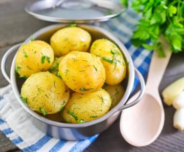Kā pagatavot kartupeļu mikroviļņu krāsnī uz 7 minūtēm. 3 metode