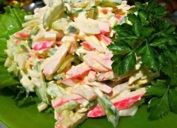 Salāti "Jūras" ar krabju nūjiņas un kalmāru. Nes prom no galda 5 minūtēs!