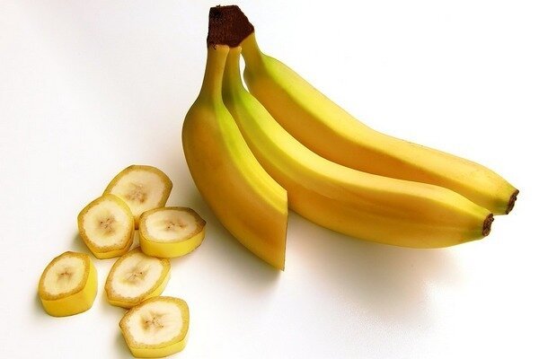 Lai pastiprinātu banānu iedarbību, varat pagatavot kokteili ar kefīru (Foto: Pixabay.com)