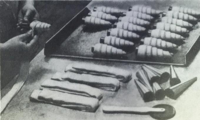 Sagatavošanas process kanāliņu ar krējuma. Foto no grāmatas "ražošana smalkmaizītes un kūkas," 1976 