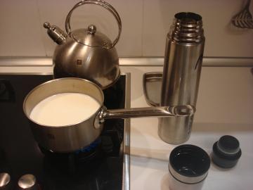 2 vienkāršs process, lai sagatavotu siltu pienu. Tagad mājas atkritumu vienkārši!
