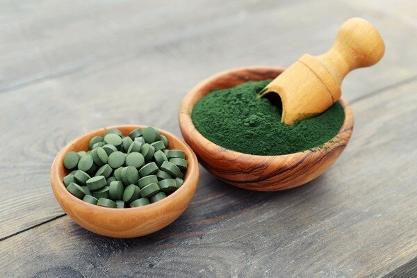 Spirulīnu var iegādāties svaigu, žāvētu uztura bagātinātāju veidā (Foto: trojmiasto.pl)