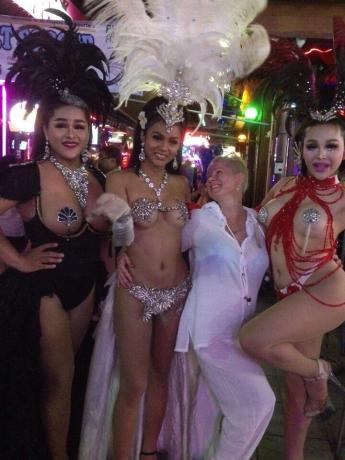 Bangla Road. Tur jūs redzēsiet trance. Foto ar viņu par velti)) 100-15- bātiem. Nu, kāds ar viņiem ne tikai Fota, un izmantot viņu pakalpojumus, bet tas nav mans temats))