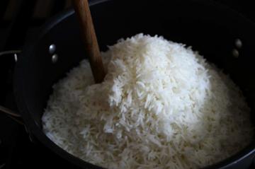 Kā pagatavot kraukšķīgus rīsu rotāt?