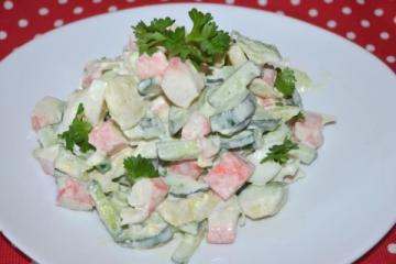 Awesome garšīgs salāti ar krabju nūjiņām un avokado! Jūs pavārs to visiem brīvdienas!