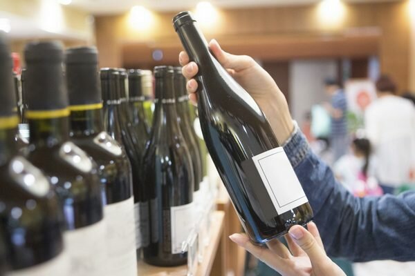 Pirms pirkšanas vienmēr izlasiet etiķeti uz vīna (Foto: Pixabay.com)