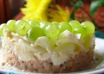 Salāti "Tiffany" ar kūpinātu vistu un vīnogām