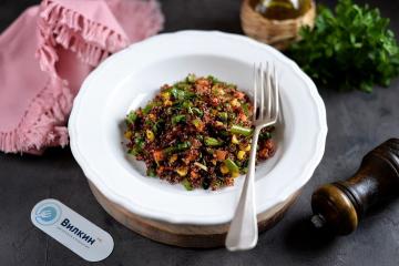 Siltie salāti ar dārzeņiem un kvinoju