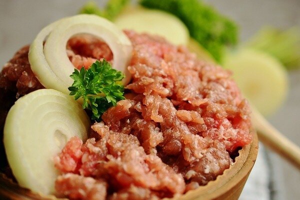  Vienkārši pievienojiet malto gaļu nedaudz sīpolu (Foto: Pixabay.com)