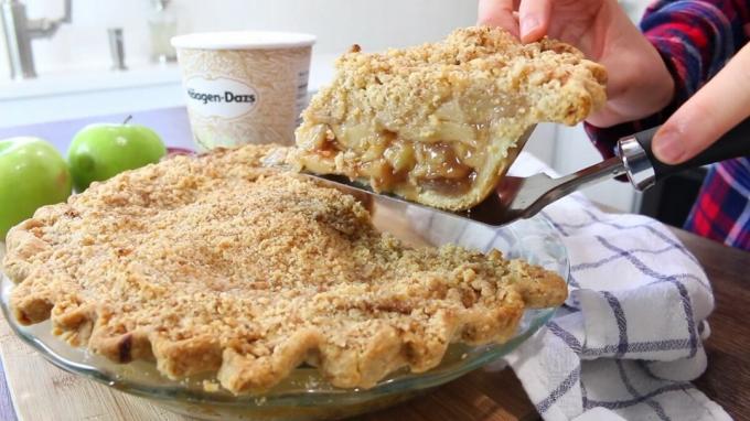 Holandiešu ābolu pīrāgs parasti pasniedz ar liekšķere saldējumu vai putukrējumu. Fotogrāfijas - Yandex. bildes