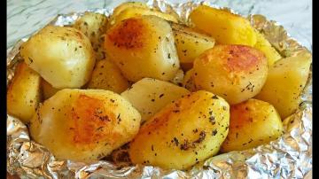 Kartupeļi ar kraukšķīgus cepeškrāsnī ar ķiplokiem. Mana mīļākā recepte