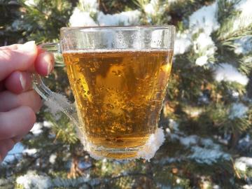 Hot krustnagliņas, ingvers Klepus dzēriens sasilda melnumā ziemas