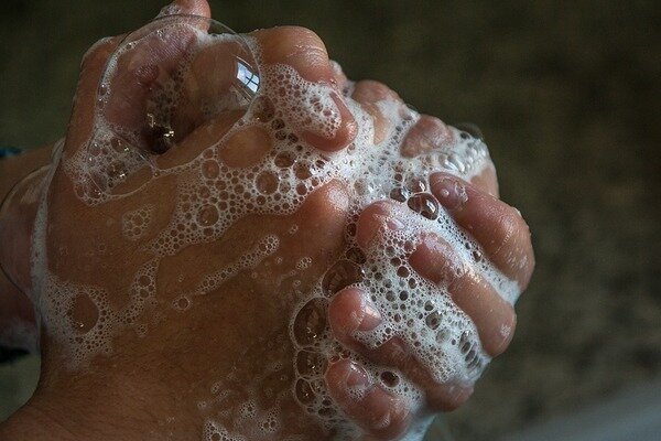 Pirms katras ēdienreizes rūpīgi nomazgājiet rokas. (Foto: Pixabay.com)