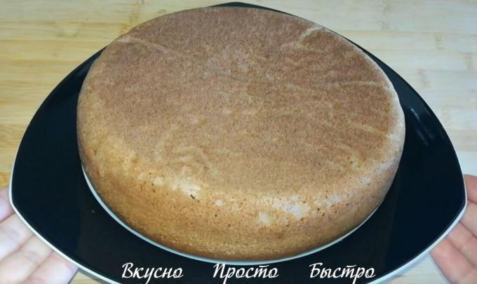 Cepums arī cep sakarsētā krāsnī pie 180 ° C Vēlme, lai pārbaudītu koka iesmu. Izurbt kūka iesmu, iesmu ja sauss, tad biskvīta torte ir gatava.