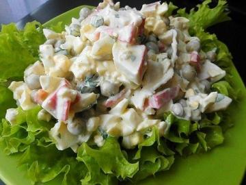 Pavārmāksla svaigiem salātiem ar krabju nūjiņām. Pārsniegs visas cerības!