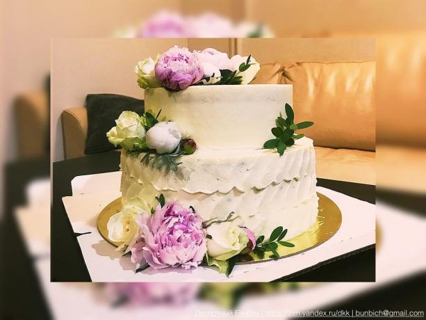 Piemērs kāzu torte, kuru es dekorēts ar ziediem