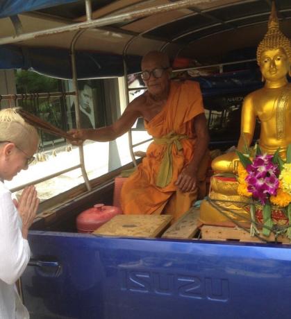 Starp citu, pēc tam, kad apmeklējot Big Buddha nākamajā dienā pie viesnīcas, es redzēju tikai šāds mobilais "stacijas", ar mūks. Viņš arī saites virvi, nauda nav nepieciešama, taču nolēma likt vismaz tikpat neko.