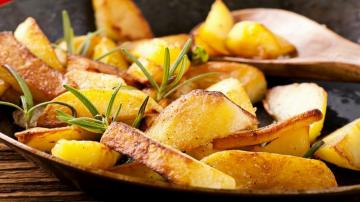 Kā cept kartupeļus ar zelta garoza?