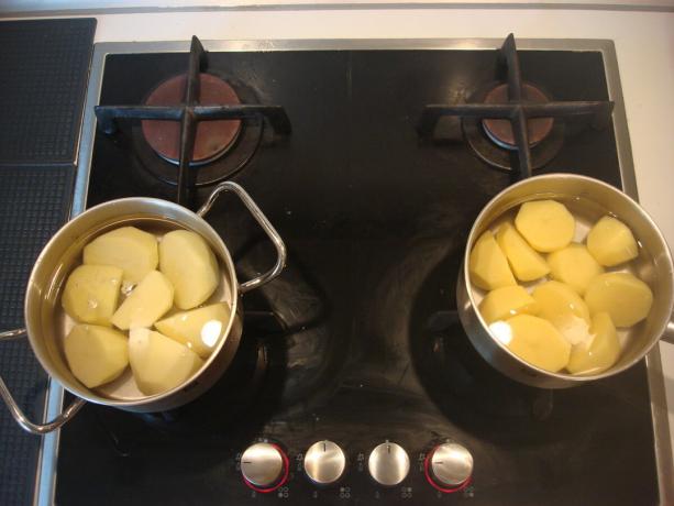 Attēls ņemts autors (kartupeļus uz plīts, pa labi no "Pyaterochka", pa kreisi no "Magnit")