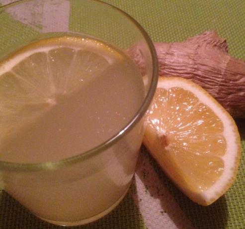 Dzēriens ingveru un citronu var palīdzēt zaudēt svaru. Padarīt šo dzēriens nav grūti, un jūs sajutīsiet efektu ļoti drīz. Nedzeriet grūti. Proporcijas rakstīt aprēķina iegūt - 1 litru gatavā dzēriena.